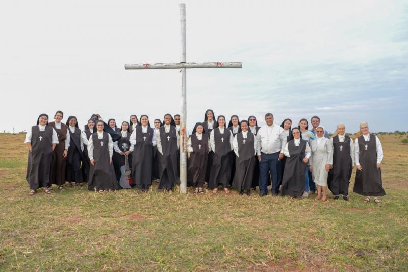 Bispo dom Benedito e Irmãs Carmelitas, na fundação da Primeira Casa de Contemplação e Ano Sabático do Brasil