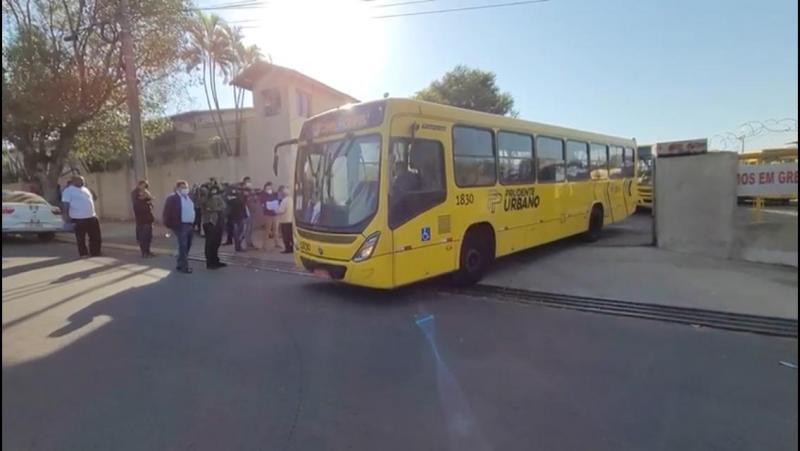 Veículos começaram a sair da garagem da empresa pouco depois das 9h de hoje