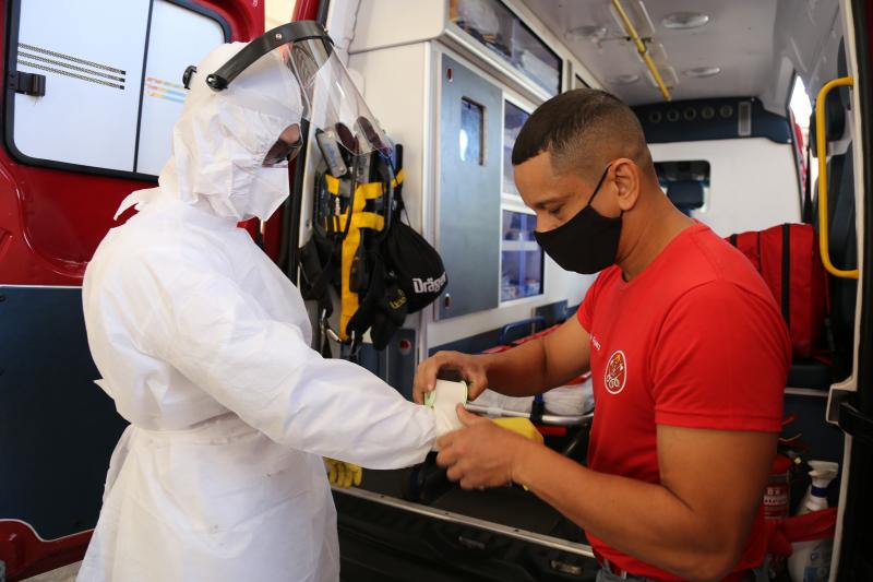 Vestimenta específica protege bombeiros contra possível contaminação pela Covid-19