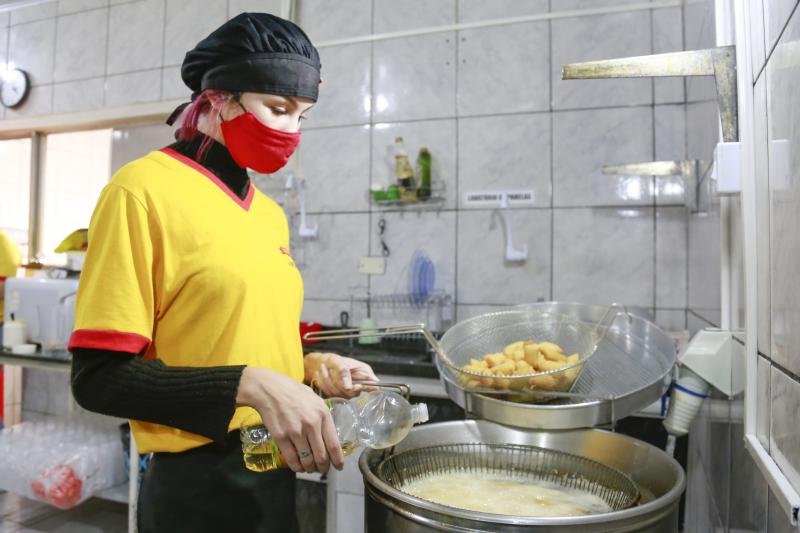 Óleo de cozinha é produto fundamental no dia a dia de restaurantes e lanchonetes