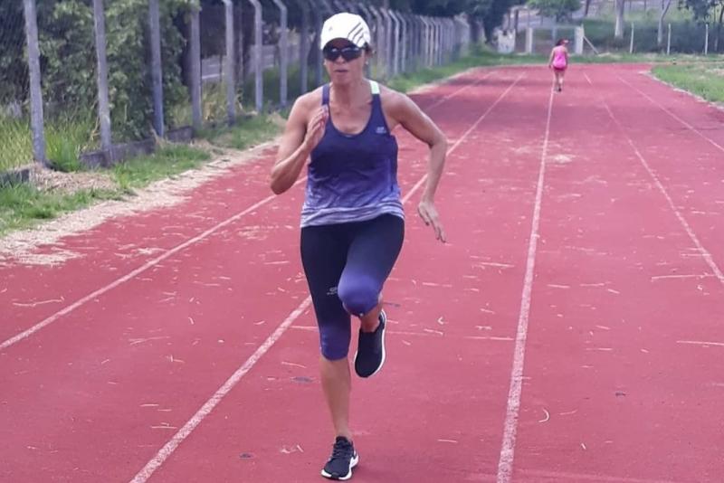 Agda Santos, que sempre gostou de esportes, diz que começou no atletismo na adolescência