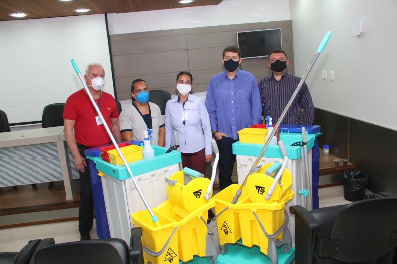 Ricardo Anderson Ribeiro, Tatiane de Oliveira, servente de limpeza, Débora da Silva Souza, coordenadora de higiene, Renato Mungo e Rodrigo Romão, da UEPP