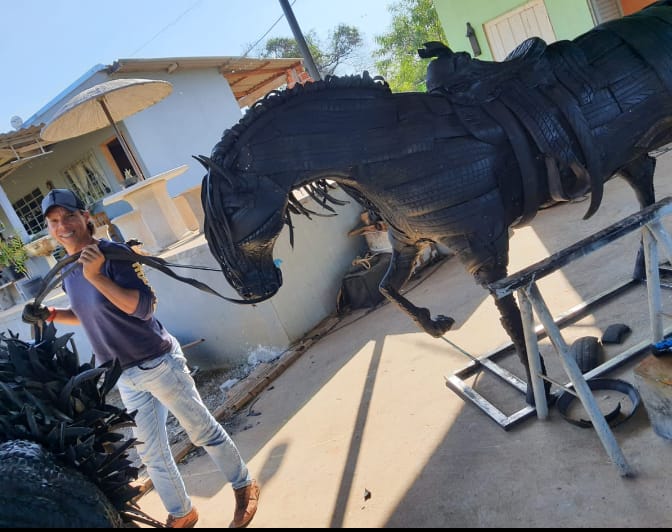 Marcos e seu cavalo em tamanho real, uma das grandes e impressionantes peças