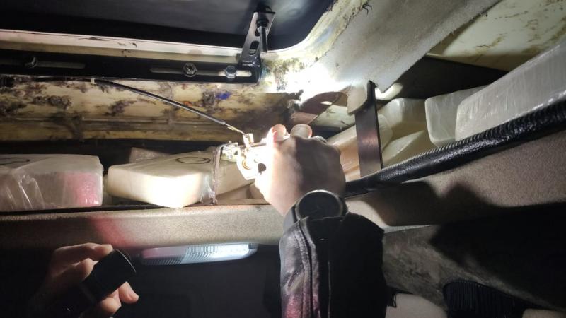 Tabletes de cocaína estavam escondidos em fundo falso do teto da cabine do veículo