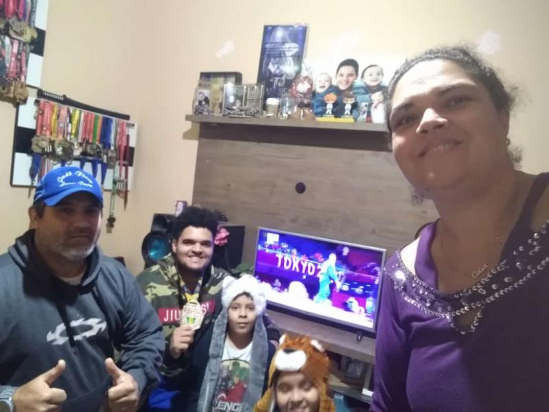 Ailton e sua família, Célia, Gabriel, Rafael e Lucas assistindo uma das lutas do judô na quarta-feira