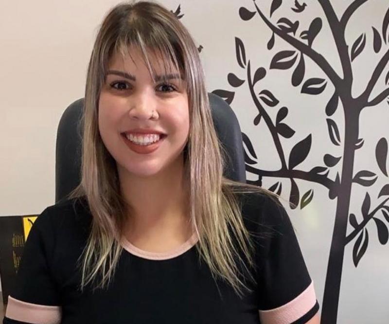 Aline é psicóloga clínica, neuropsicóloga e hipnoterapeuta