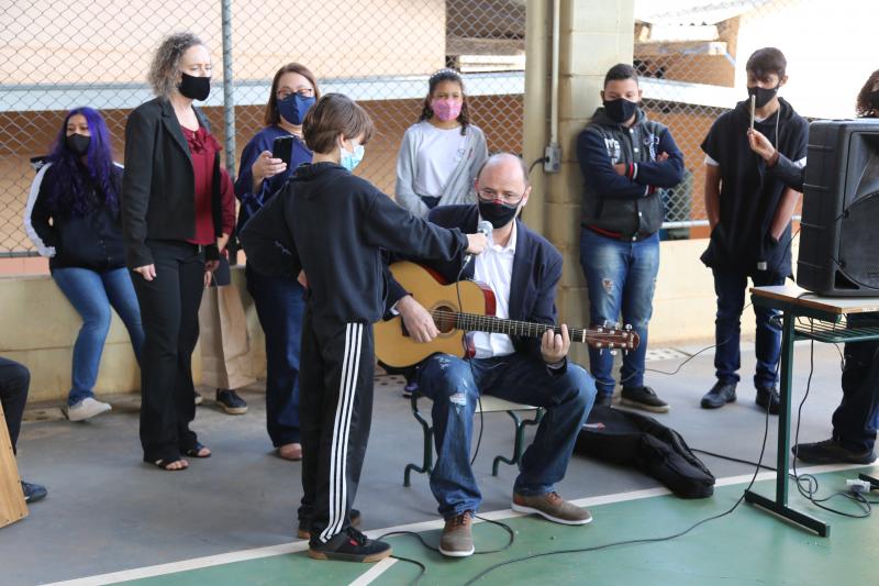 Rossieli tocou violão e contou com os alunos  