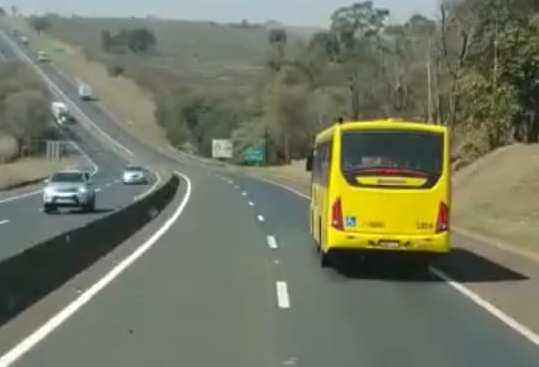 Ônibus foram vistos circulando em rodovia