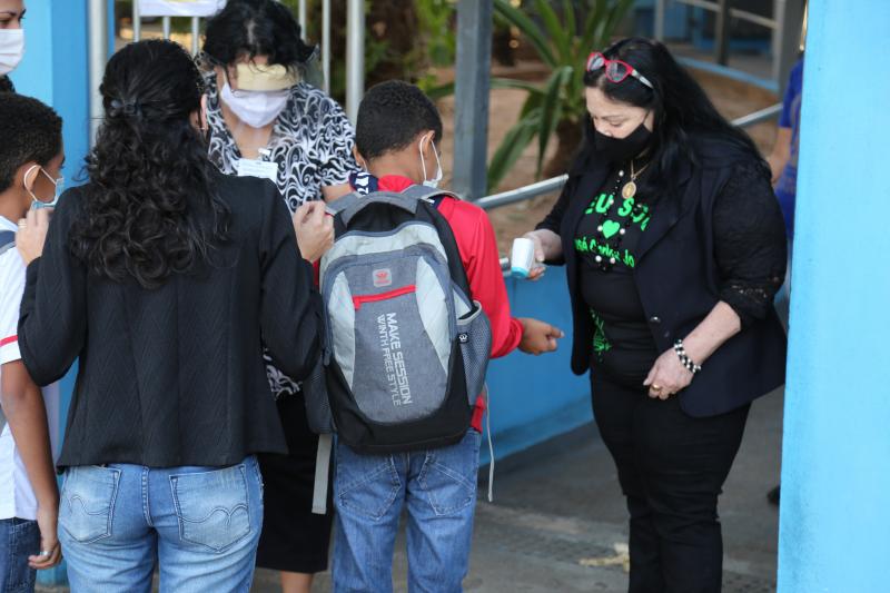 Na entrada, alunos passam por aferição da temperatura antes de seguirem para as salas de aula