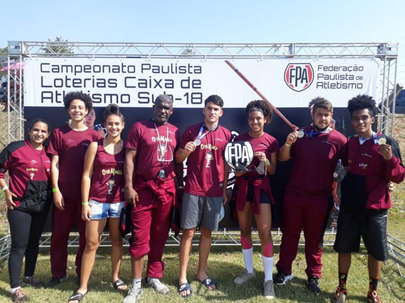 Allana com a placa da FPA e Eron (primeiro à dir.) foram os medalhistas de ouro