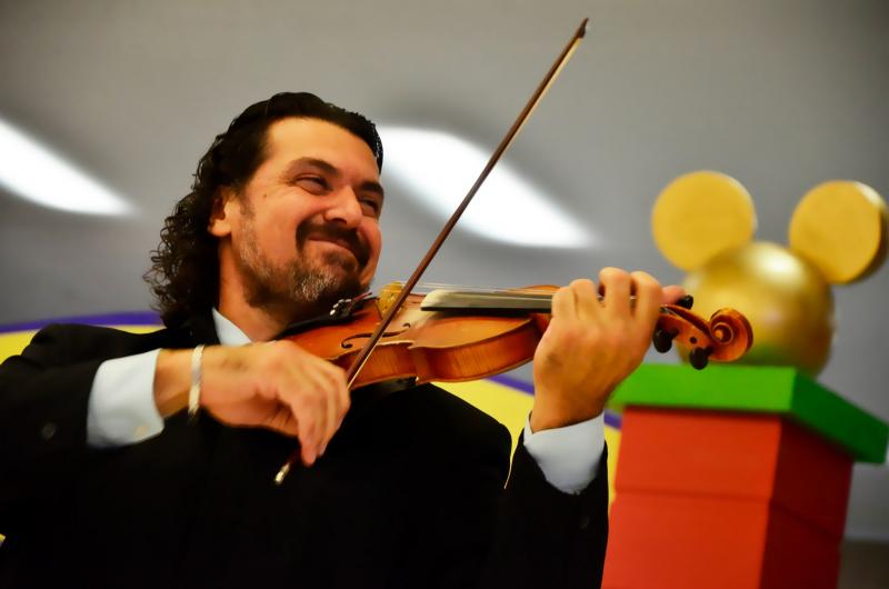 Nesta terça, têm início as aulas de violino no Humberto Salvador com o maestro Luizão