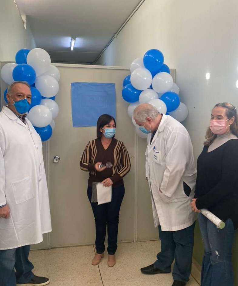 D. Vitória Maria Spir entre o diretor do Hospital Estadual, Antonio Córdoba Corral, o médico Ricardo Arenales e a médica Catia Pavani