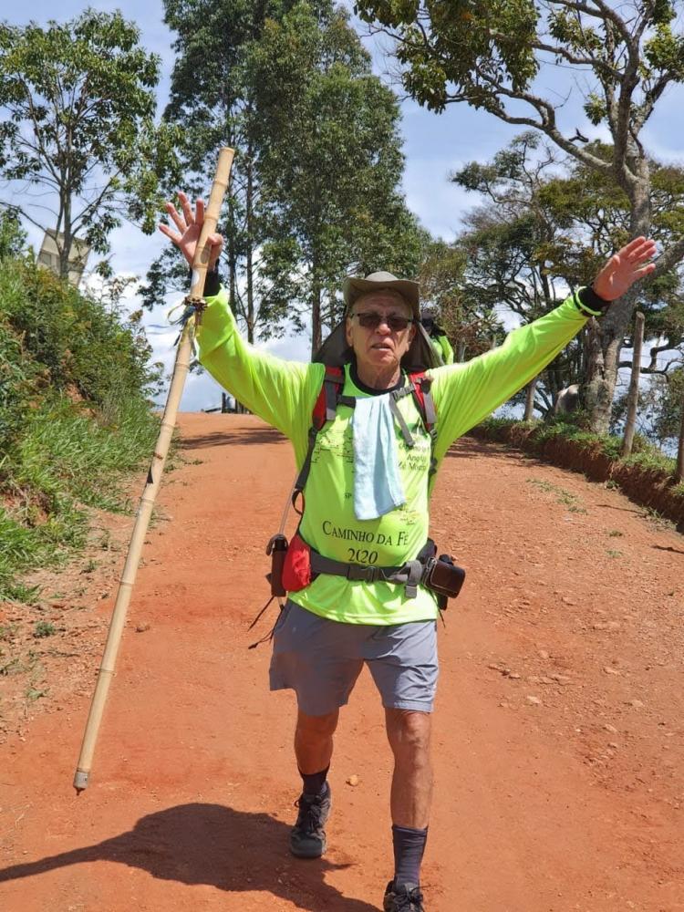 Dia 11 de novembro ele comanda um grupo de 15 pessoas, saindo para 14 dias de caminhada