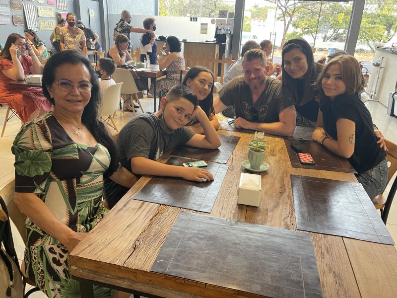 Josy Piacente, com o marido Devin Piacente, o filho Patrick, a filha Lorena, a sobrinha e a mãe professora Joana d´Arc, na Padoca Café