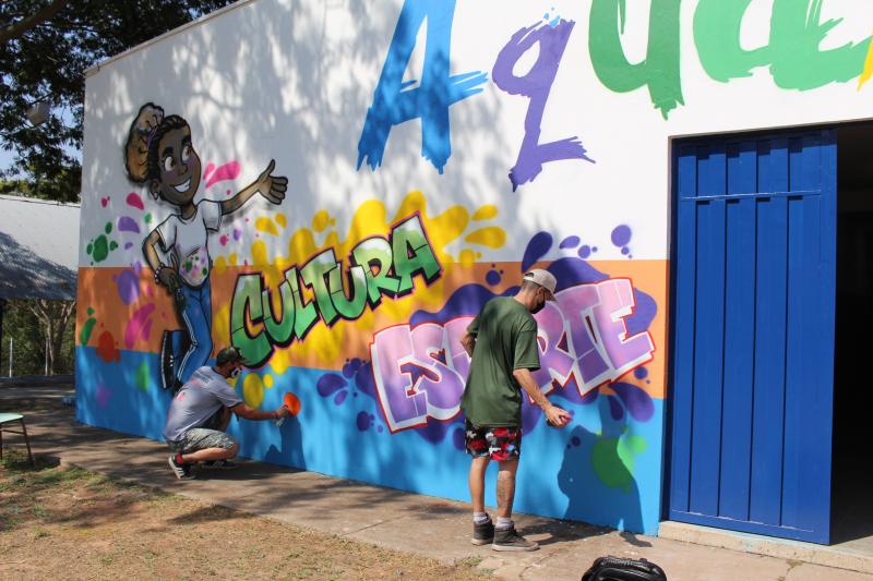 Fachada está sendo grafitada pelos artistas Rodrigo Souza e Nico