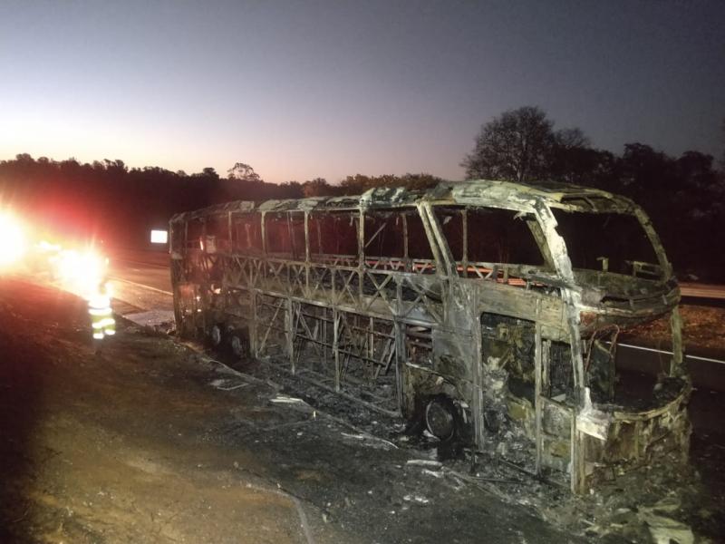  Ônibus ficou completamente destruído devido ao incêndio