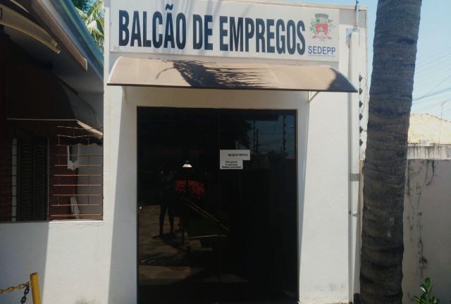 Balcão de Empregos está disponível para auxiliar interessados a fazer inscrição