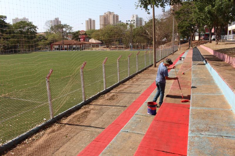 Campo de futebol society no Parque do Povo tem recebido melhorias