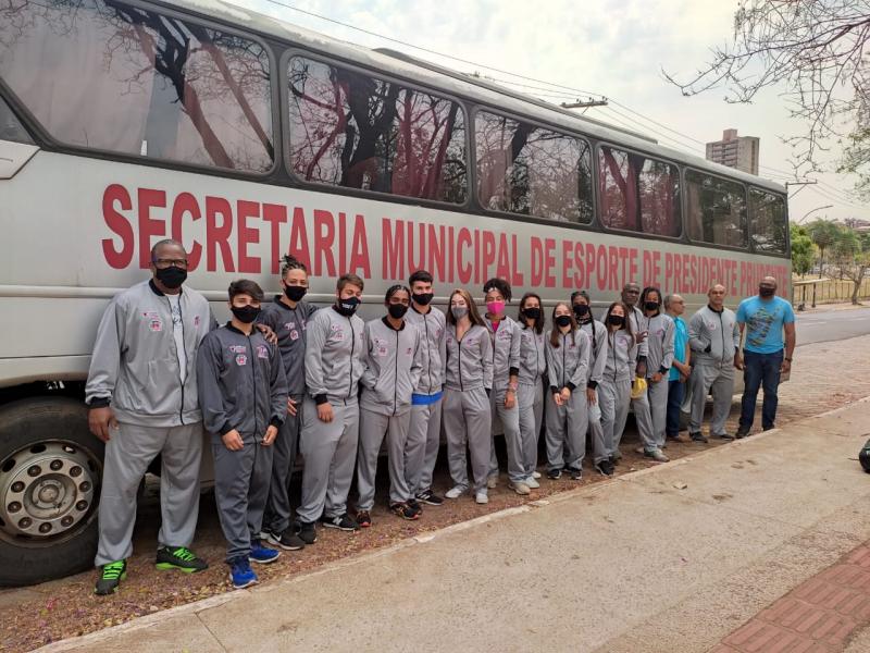 Atletas e comissão técnica antes de embarcarem para São Paulo, na tarde de hoje