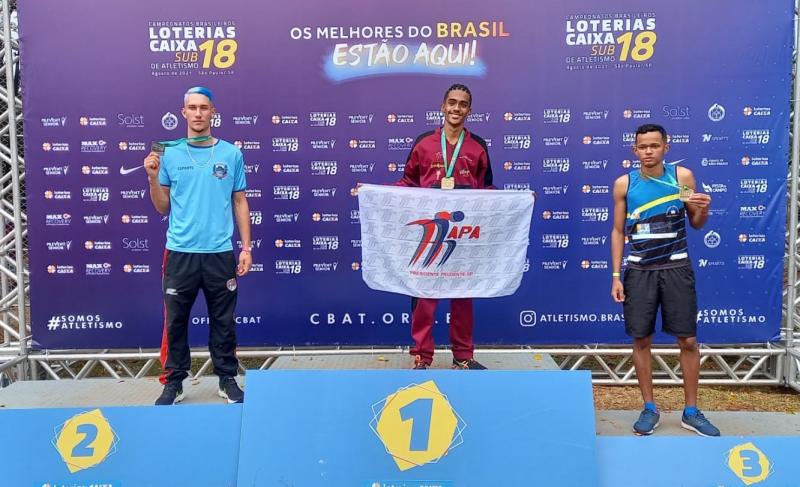 Eronzinho sorri feliz no lugar mais alto do pódio após a proeza tripla de uma só vez