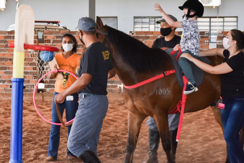 Ao andar a cavalo, o paciente desenvolve habilidades psicomotoras