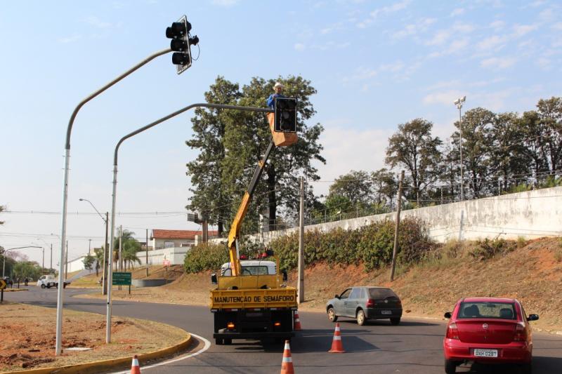 Semáforos foram implantados no local visando a redução de acidentes