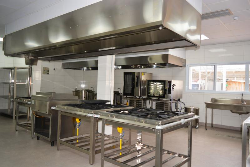 Cozinha industrial hospitalar modelo é equipada em aço inox