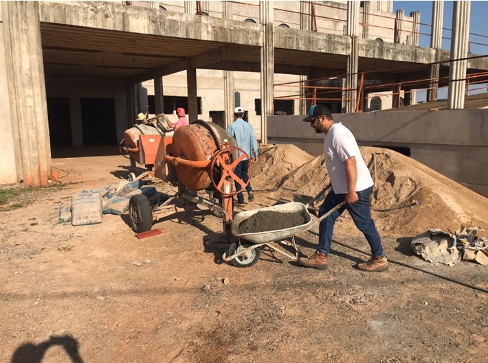 Voluntário trabalhando nas obras