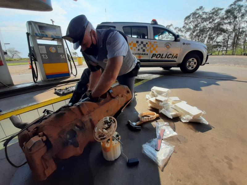 Polícia verificou que substância transportada se tratava de cocaína