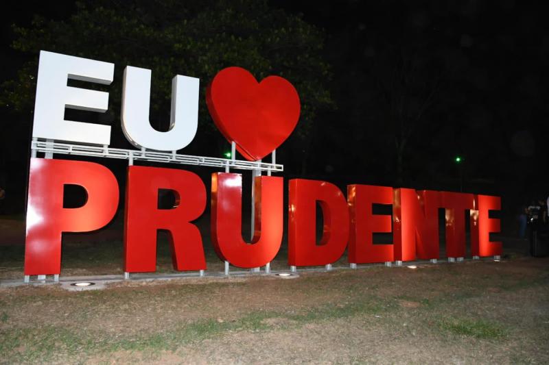 As letras são compostas por chapas de metal, com pintura automotiva para maior durabilidade