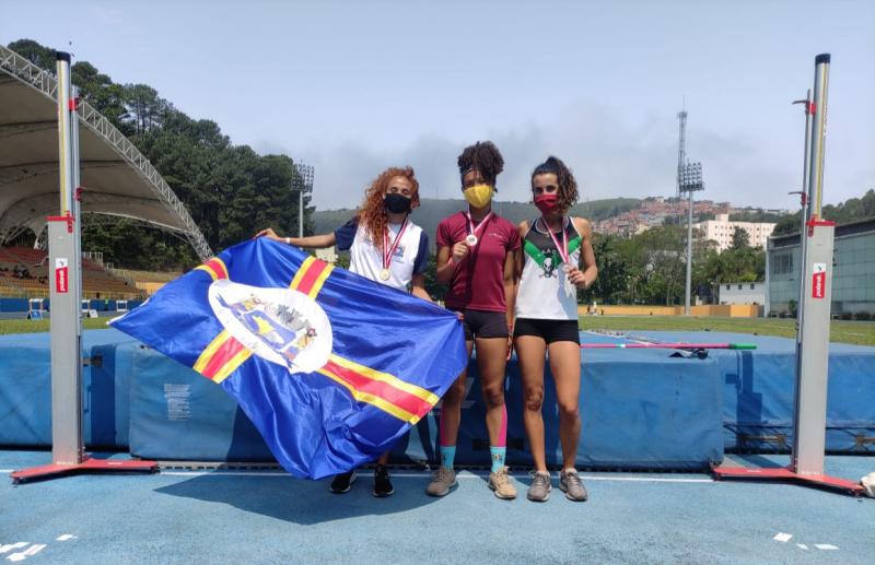 Bonito de se ver, Allana no pódio, ladeada pelas atletas que ocuparam a segunda e terceira colocações