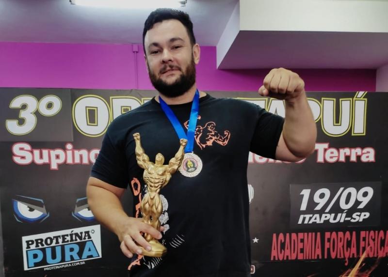 Donizete Aparecido Buscatti Júnior sagrou-se campeão, no fim de semana, na categoria acima de 110 kg