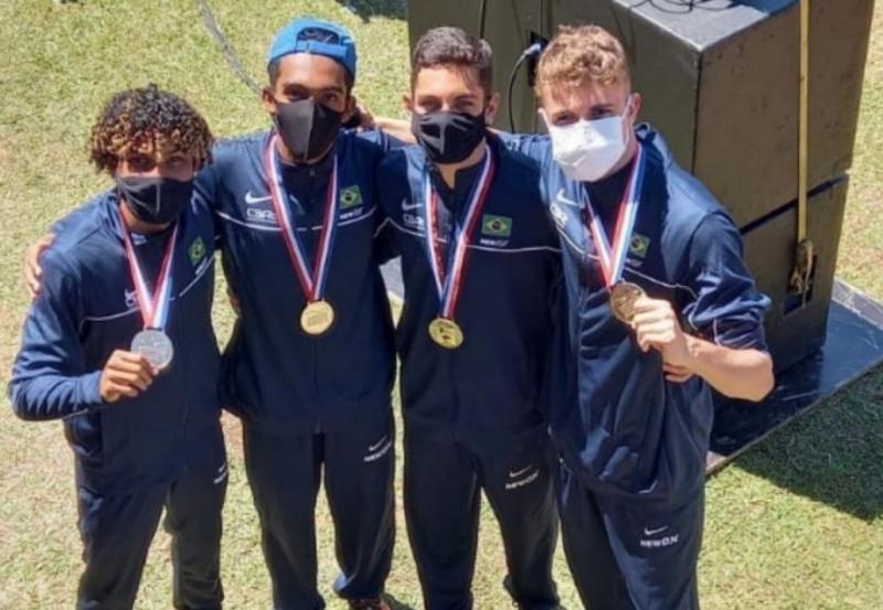 Quarteto fantástico: Eronzinho (boné azul) e os colegas do revezamento 4x100, com o ouro no pescoço