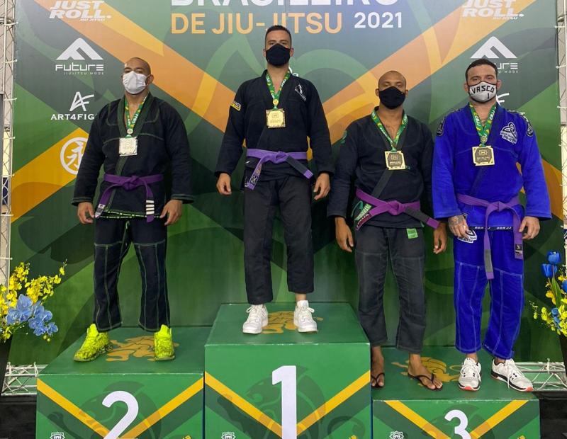 Ele ficou em 2º na categoria master 1, faixa roxa, super pesado, até 100,5 kg 