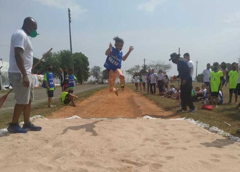 Crianças participaram de várias provas, entre elas, o salto em distância