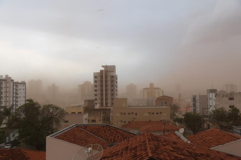 Vendaval seguido por uma forte chuva começou na tarde de ontem, em Presidente Prudente e municípios da região