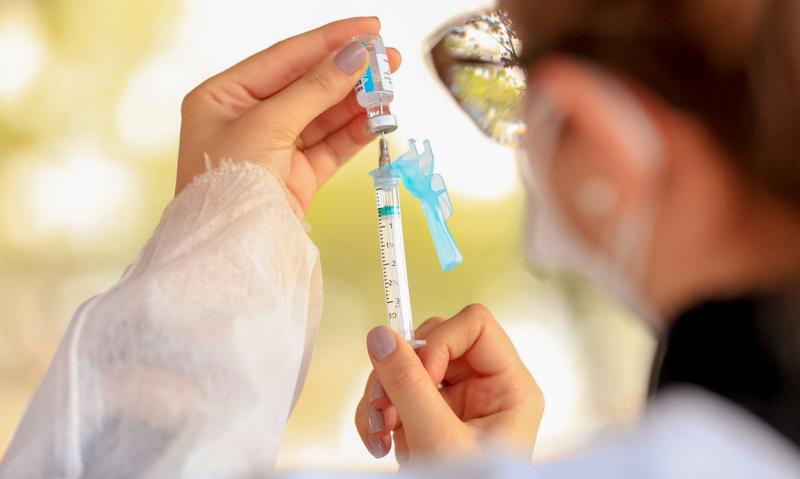 Receberão a vacina os profissionais que tomaram a segunda dose há pelo menos seis meses