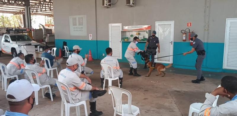 Treinamento é ministrado pela equipe do Canil do 8º Baep