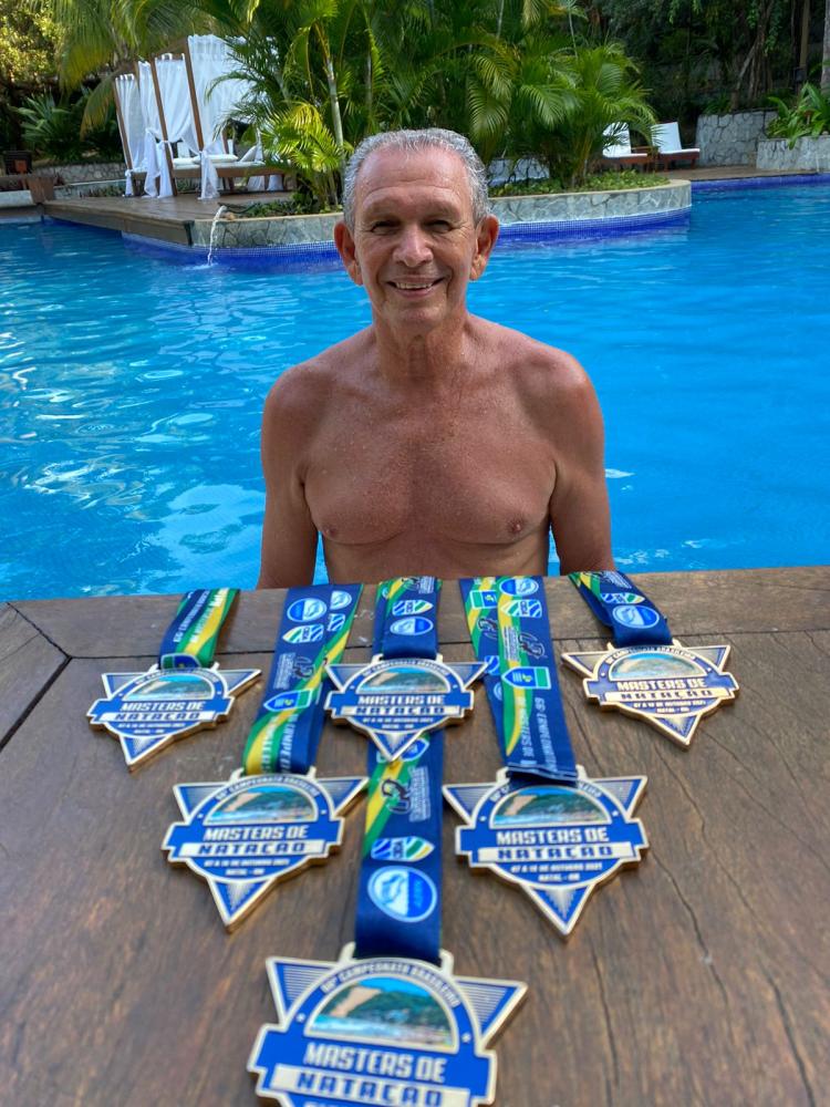 Dentro da piscina, que ele tanto ama, Fran exibe a coleção de medalhas conquistadas