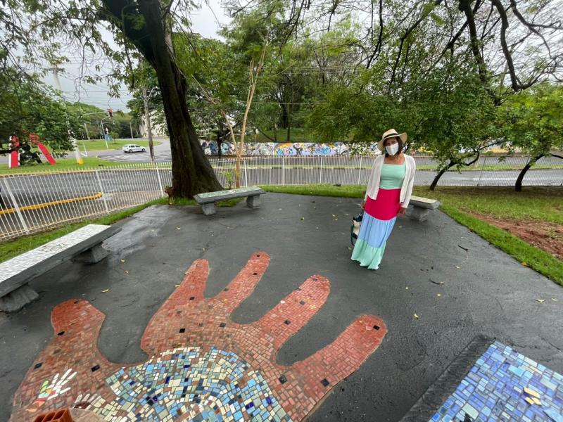 A mosaicista Mara Soares transformou os bancos da pracinha do museu em verdadeiras obras de arte