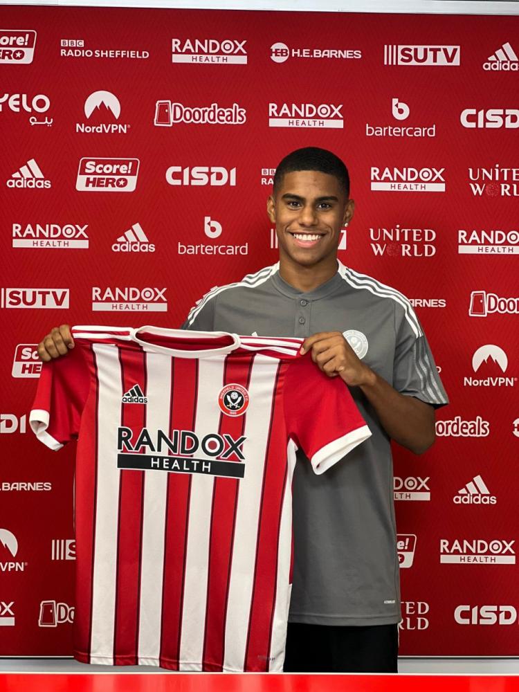 Fernandinho assinou contrato profissional com o Sheffield United