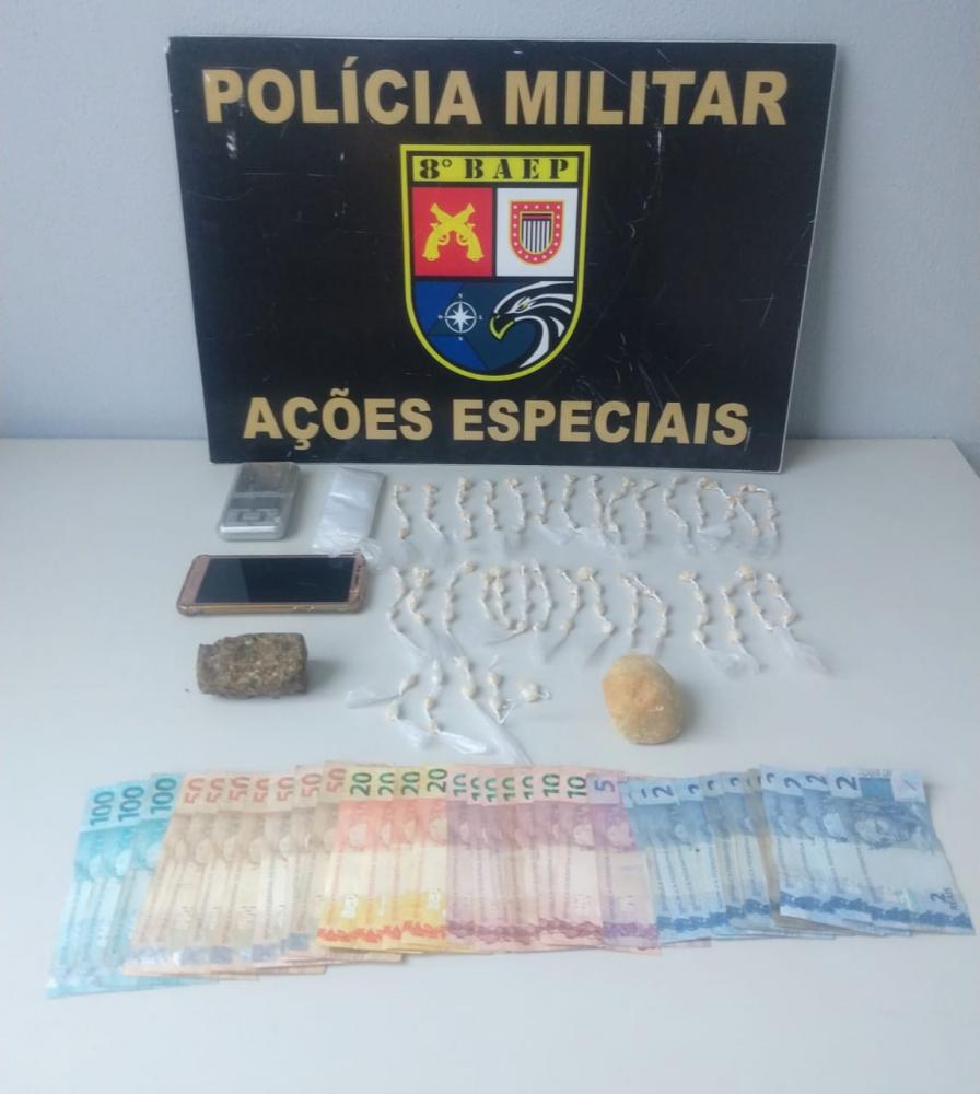 Entre itens apreendidos pela polícia estavam 128 pedras de crack prontas para a venda