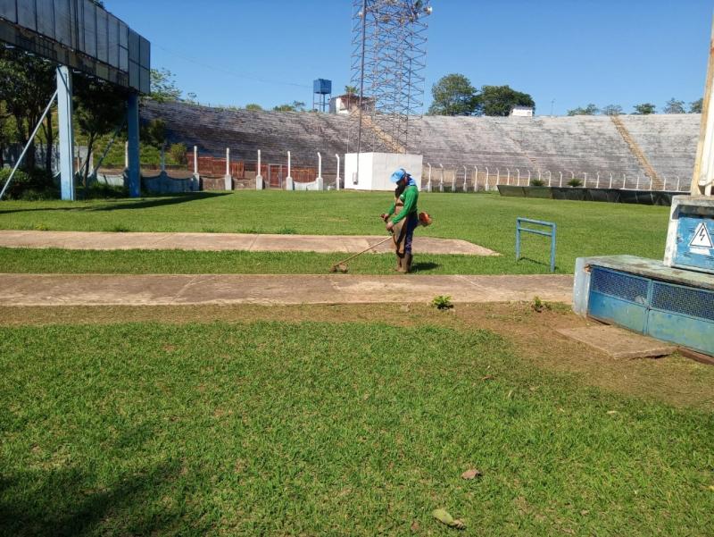 Ontem, durante todo o dia, foram feitos diversos serviços nas partes internas e externas do campo