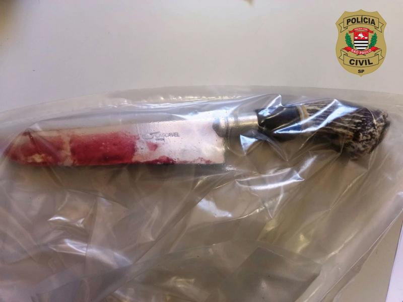 Arma branca, ainda com o sangue da vítima, utilizada na tentativa de homicídio 