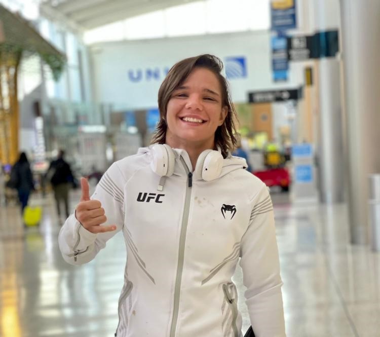 Ariane Sorriso, ontem de manhã, ao desembarcar, no Aeroporto de Miami