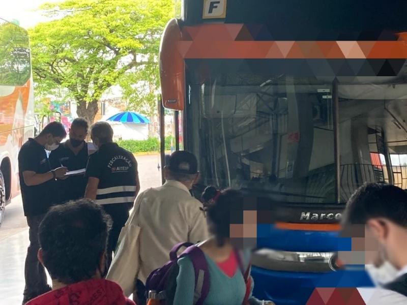 Fiscais da Artesp autuam e apreendem ônibus fretado pela Buser em Presidente Prudente