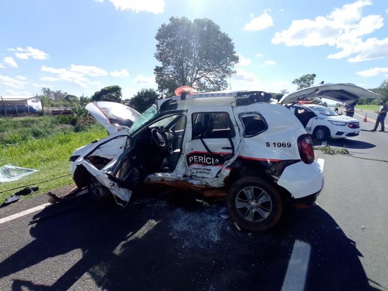 Colisão transversal entre o ônibus e a viatura da perícia criminal ocorreu na altura do trevo de acesso ao Bairro das Grevilhas, um dos acessos de Martinópolis 