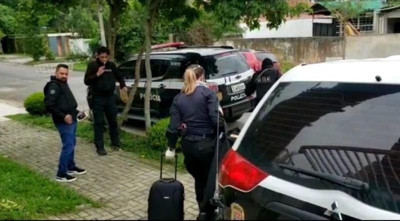 Duas mulheres foram presas em flagrante em um condomínio de Curitiba, onde os policiais localizaram roupas subtraídas