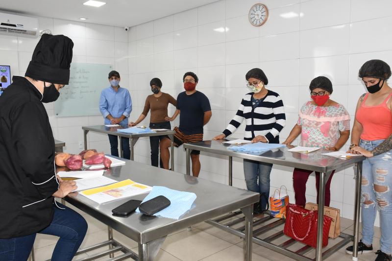 Durante a atividade, participantes elaboram pratos com batata-doce; curso tem duração de 4 dias