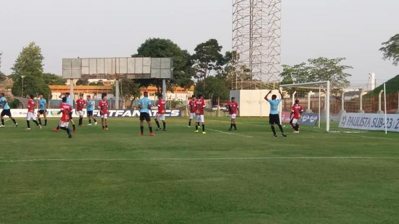 Pelo Campeonato de Futebol Juniores, equipe do AR Esportes venceu o Maré Mansa por 